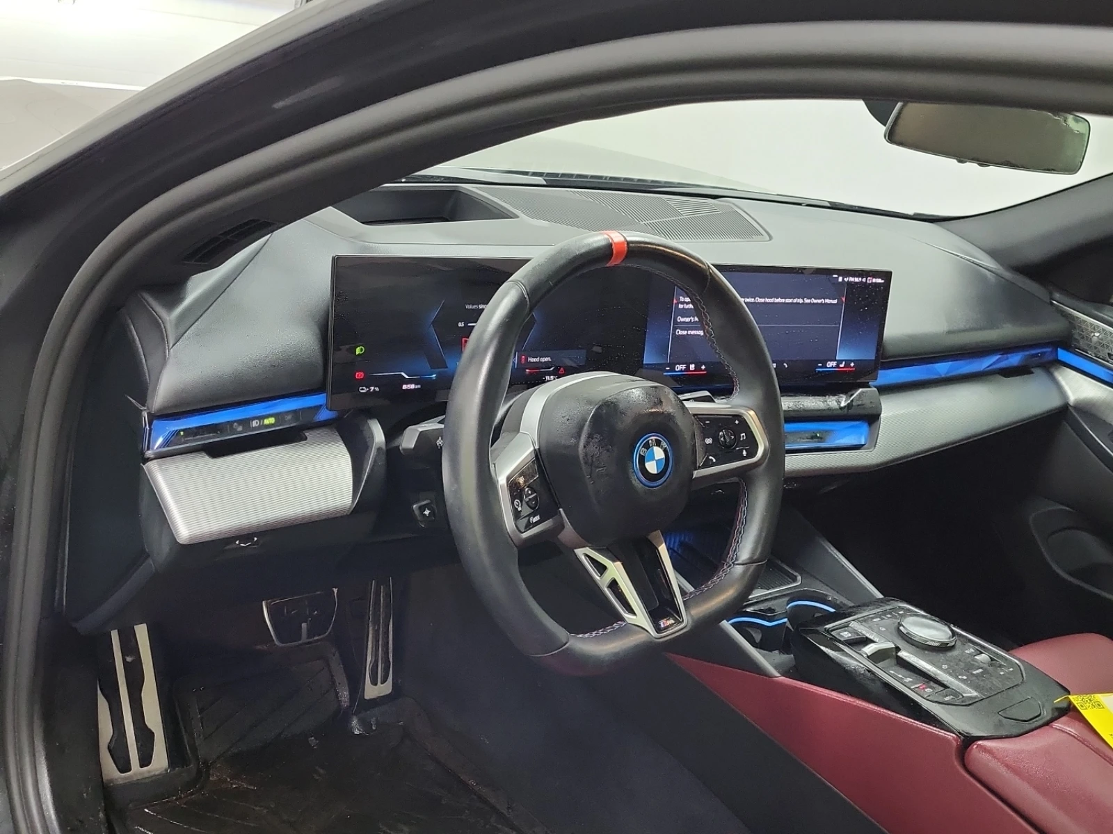 BMW i5 m60| CARFAX| PANORAMA| Червен салон| Два ключа  - изображение 6