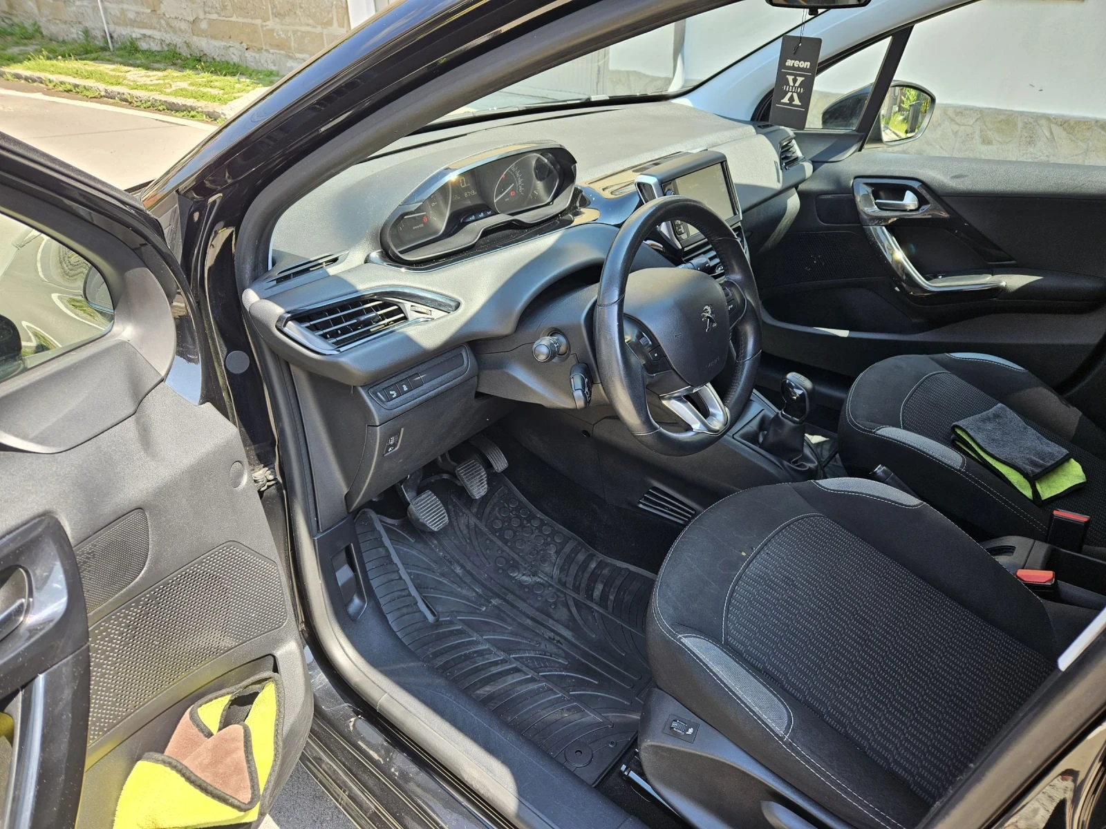 Peugeot 208, снимка 8 - Автомобили и джипове - 55385672