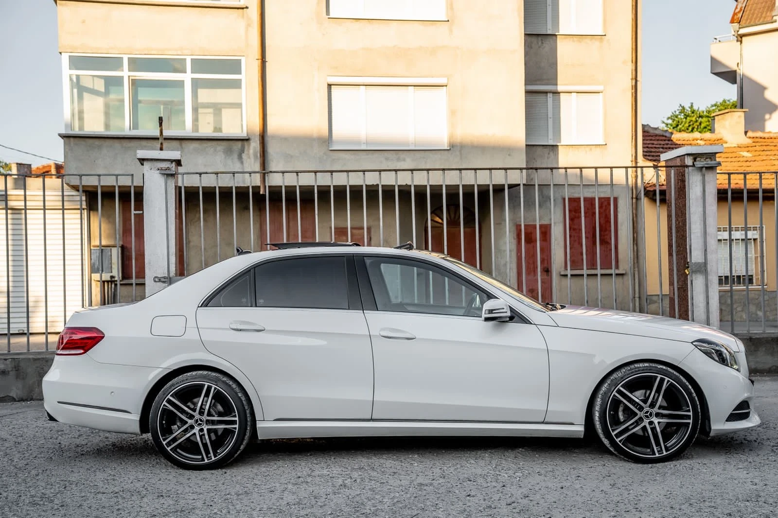 Mercedes-Benz E 220 CDI-9G-PANORAMA-AVANTGARDE-AMBIENT-FULL LED-TOP, снимка 8 - Автомобили и джипове - 55695101