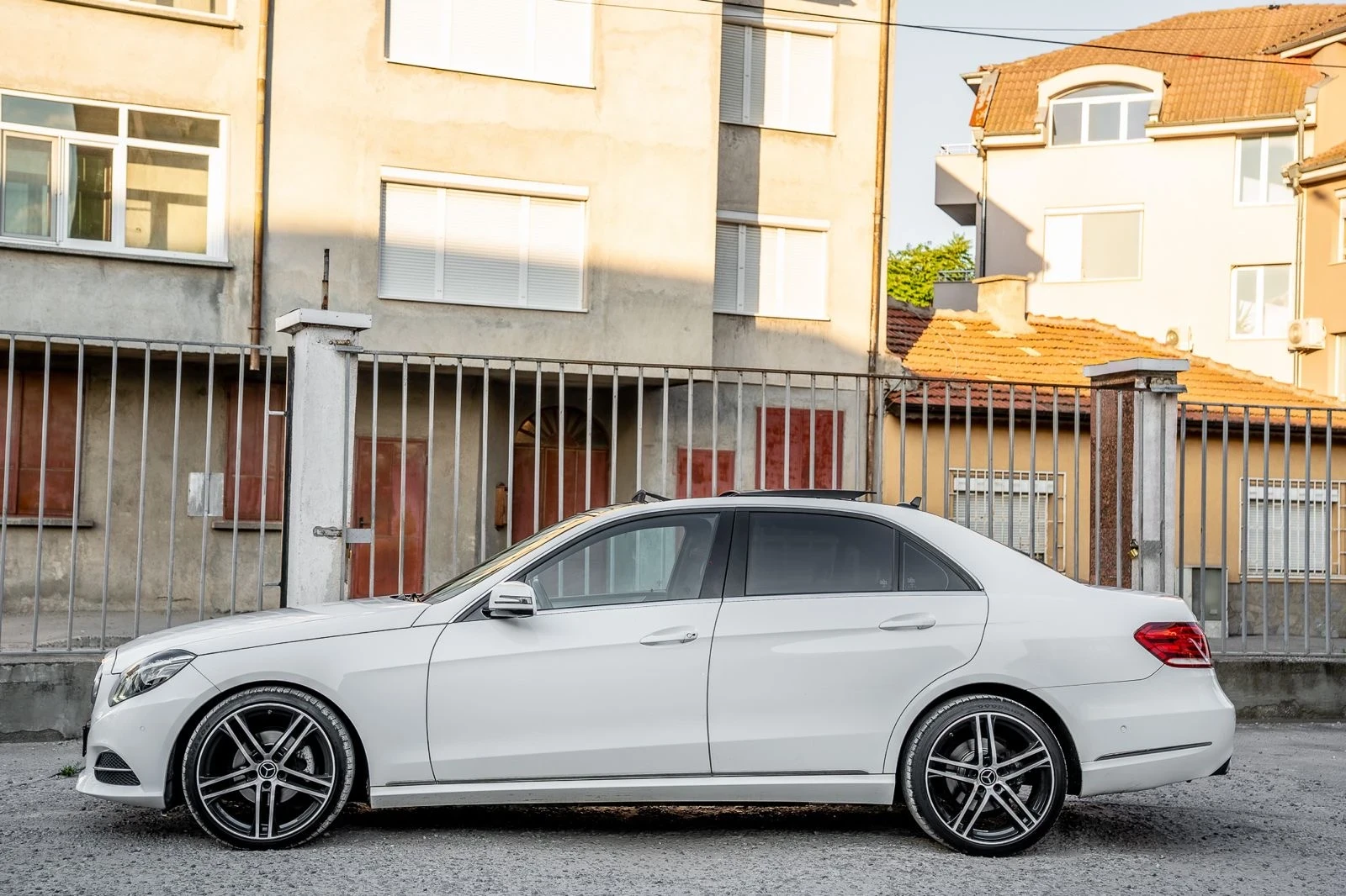 Mercedes-Benz E 220 CDI-9G-PANORAMA-AVANTGARDE-AMBIENT-FULL LED-TOP, снимка 4 - Автомобили и джипове - 55695101