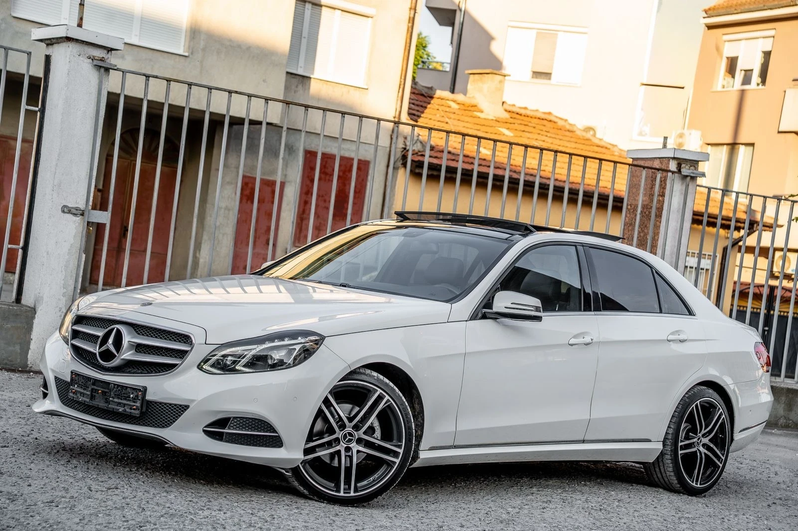 Mercedes-Benz E 220 CDI-9G-PANORAMA-AVANTGARDE-AMBIENT-FULL LED-TOP, снимка 3 - Автомобили и джипове - 55695101