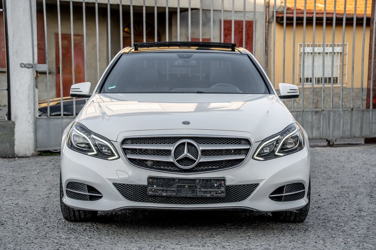 Mercedes-Benz E 220 CDI-9G-PANORAMA-AVANTGARDE-AMBIENT-FULL LED-TOP, снимка 2 - Автомобили и джипове - 55695101