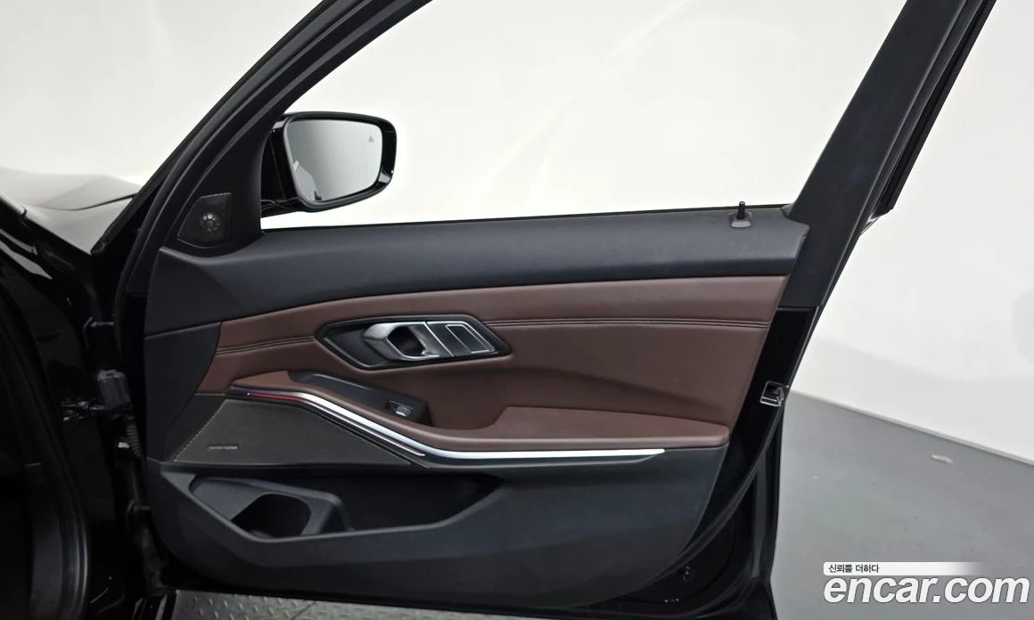 BMW 330 330e Luxury, снимка 12 - Автомобили и джипове - 56270295