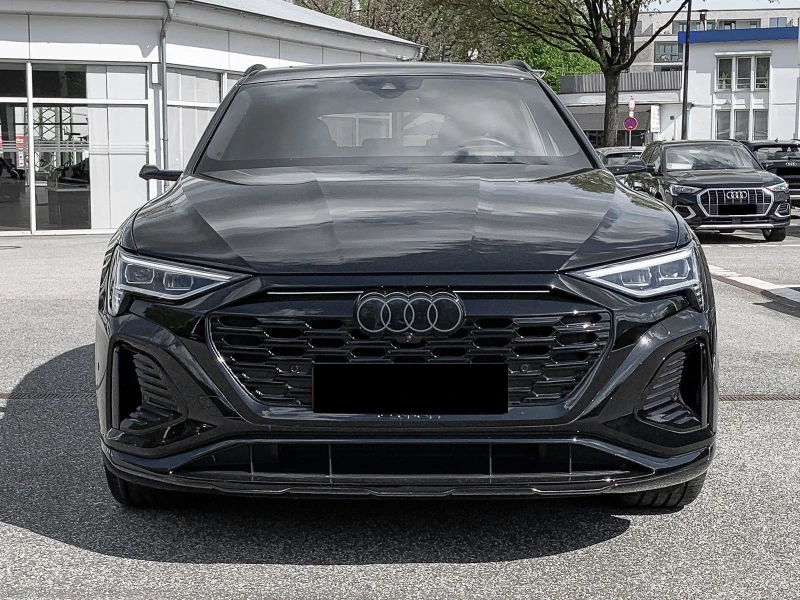 Audi Q8 e-Tron Sportback 55 = Black Optic Plus= Гаранция, снимка 1 - Автомобили и джипове - 48846389