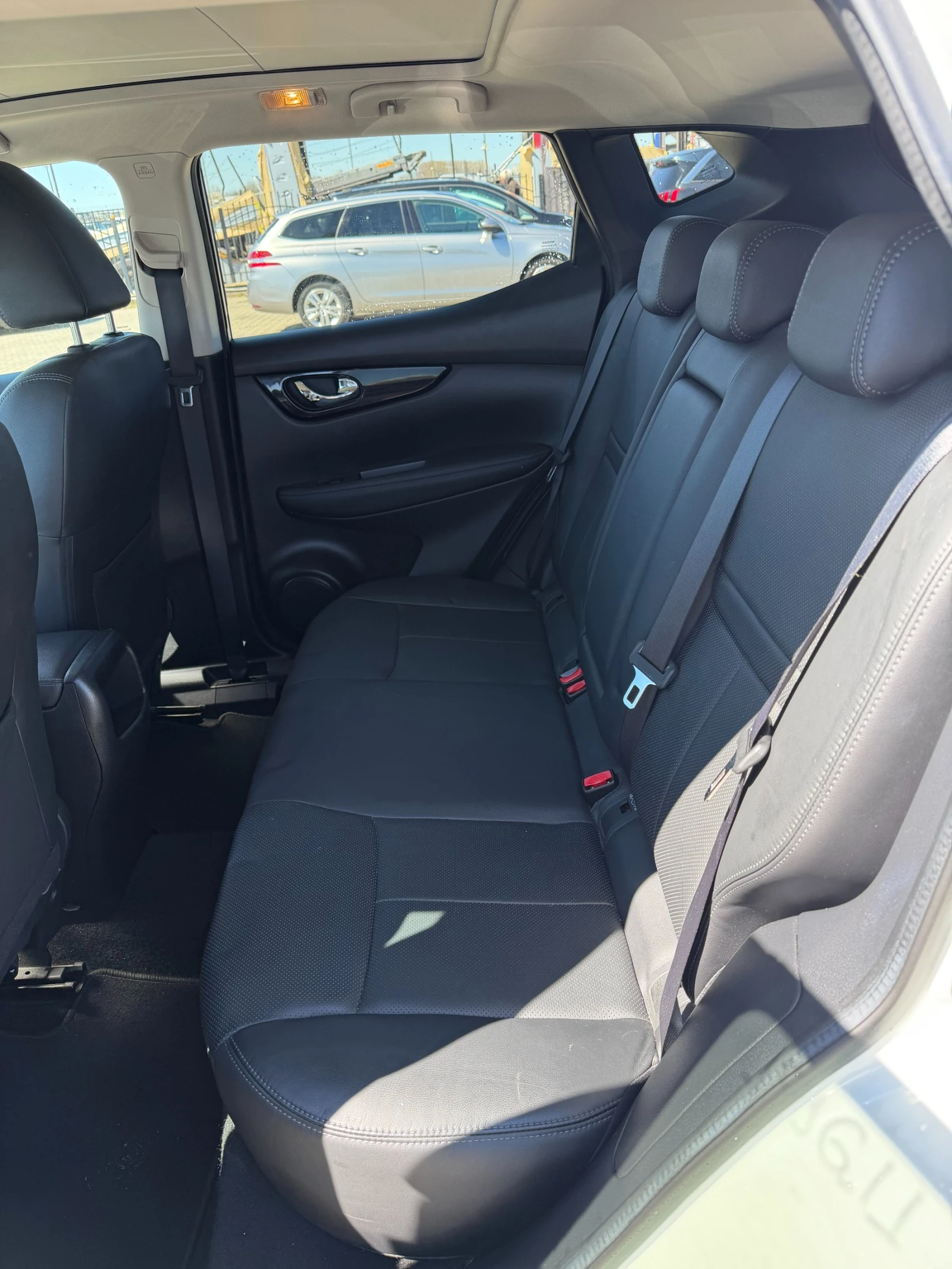 Nissan Qashqai 1.2i AVTOMAT/NAVI/KOJA/KAMERA 360/PANORAMA EURO 6 , снимка 10 - Автомобили и джипове - 54111415