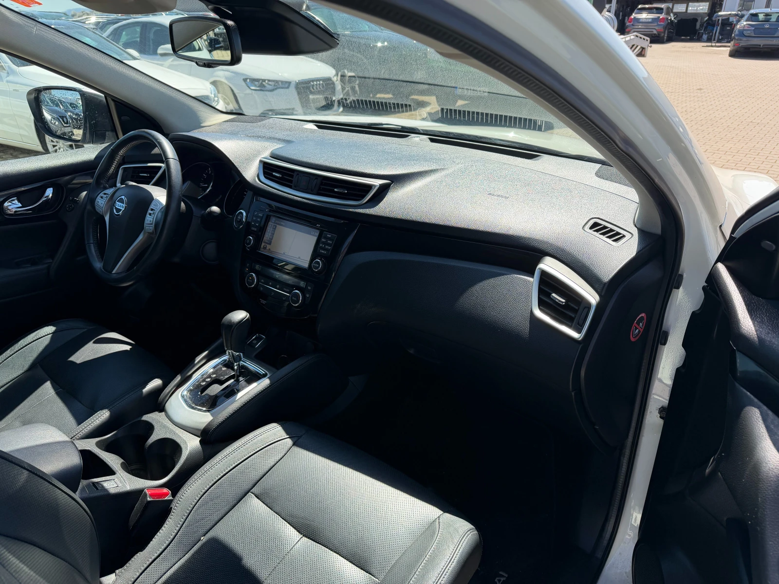 Nissan Qashqai 1.2i AVTOMAT/NAVI/KOJA/KAMERA 360/PANORAMA EURO 6 , снимка 11 - Автомобили и джипове - 54111415