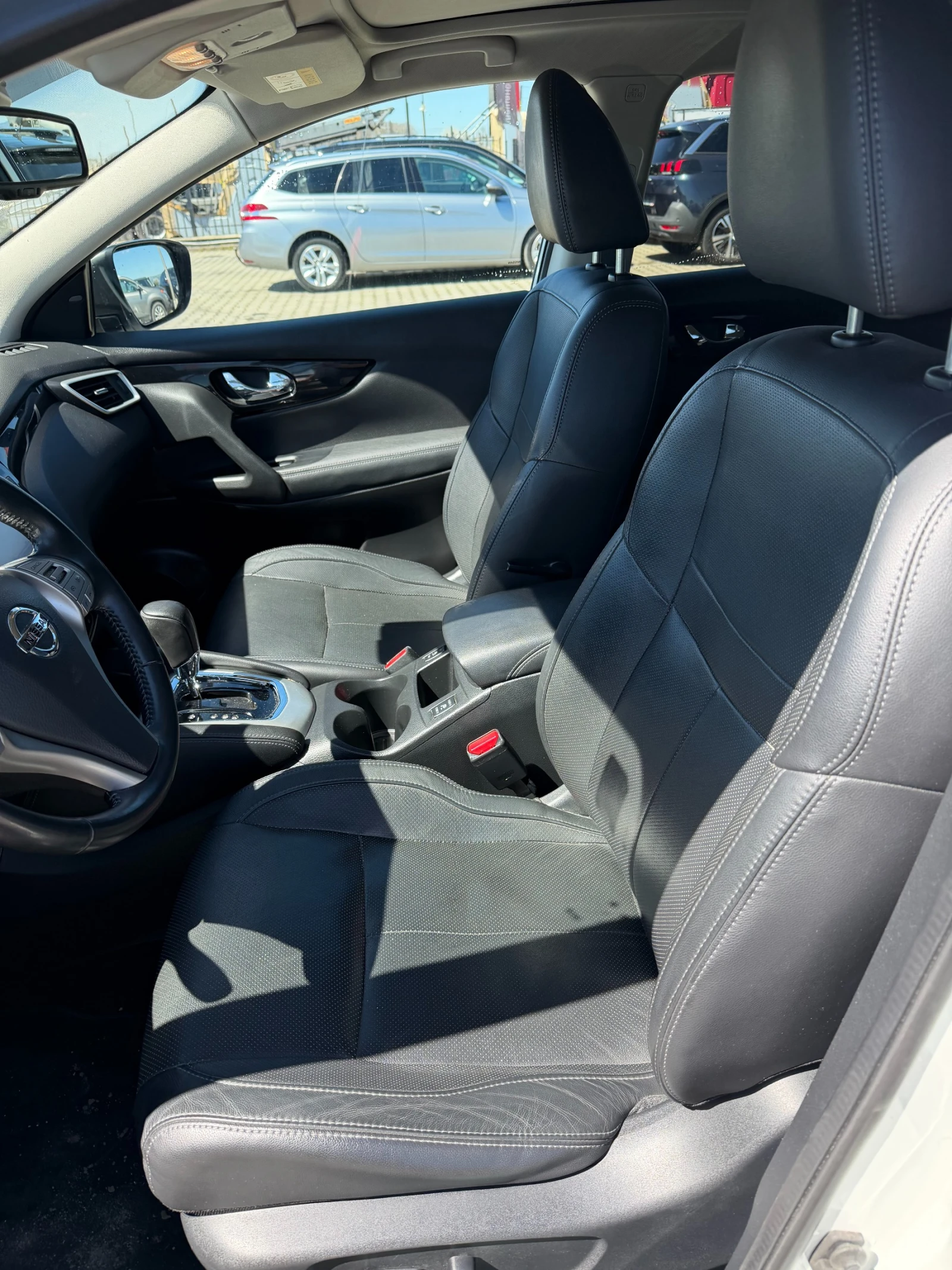 Nissan Qashqai 1.2i AVTOMAT/NAVI/KOJA/KAMERA 360/PANORAMA EURO 6 , снимка 13 - Автомобили и джипове - 54111415