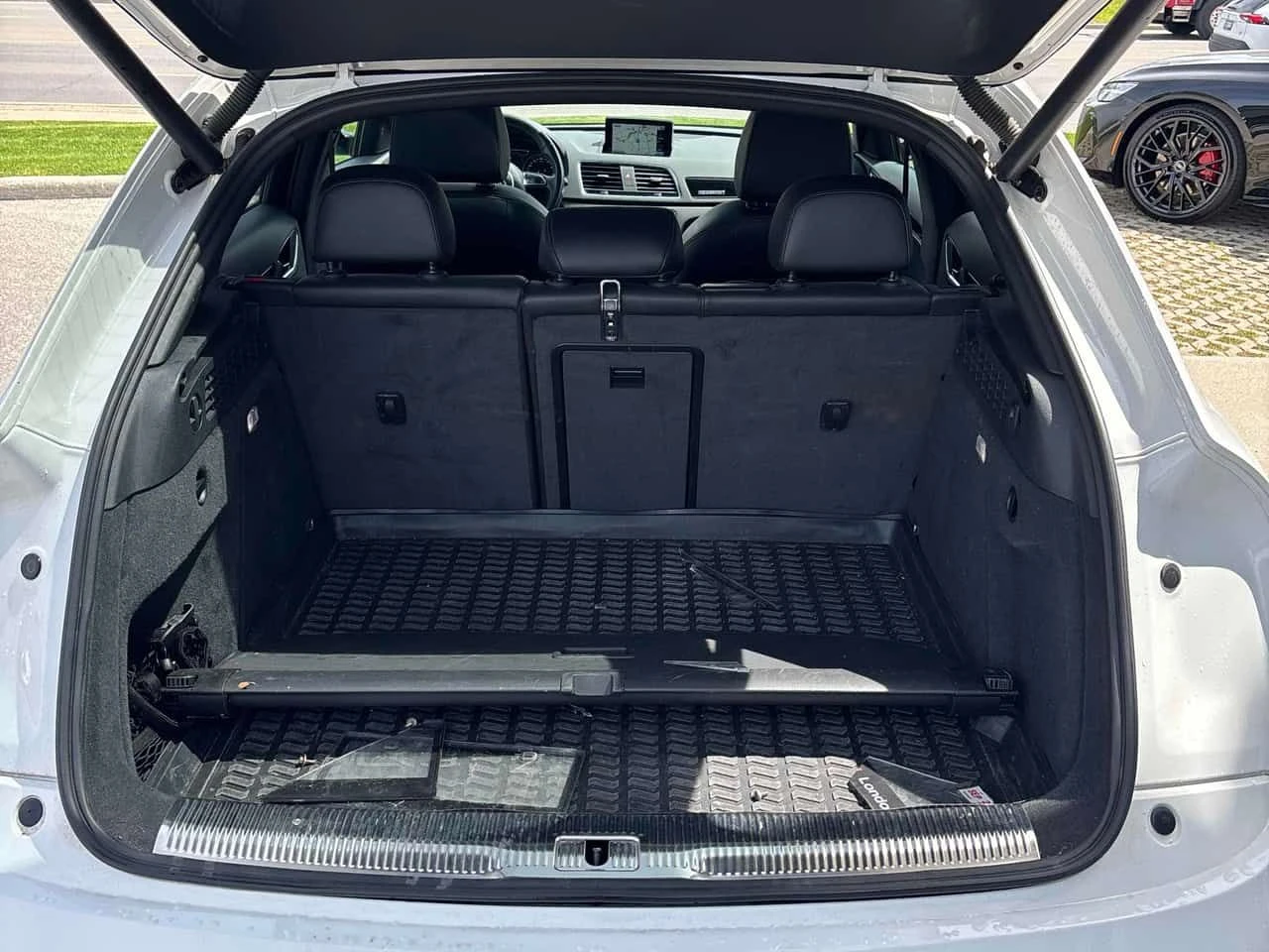 Audi Q3 * Technik * BOSE* PANORAMA* ПОДГРЕВИ* , снимка 12 - Автомобили и джипове - 54527791