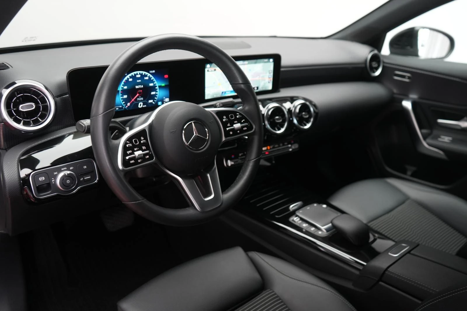 Mercedes-Benz A 220 d Progressive - изображение 7