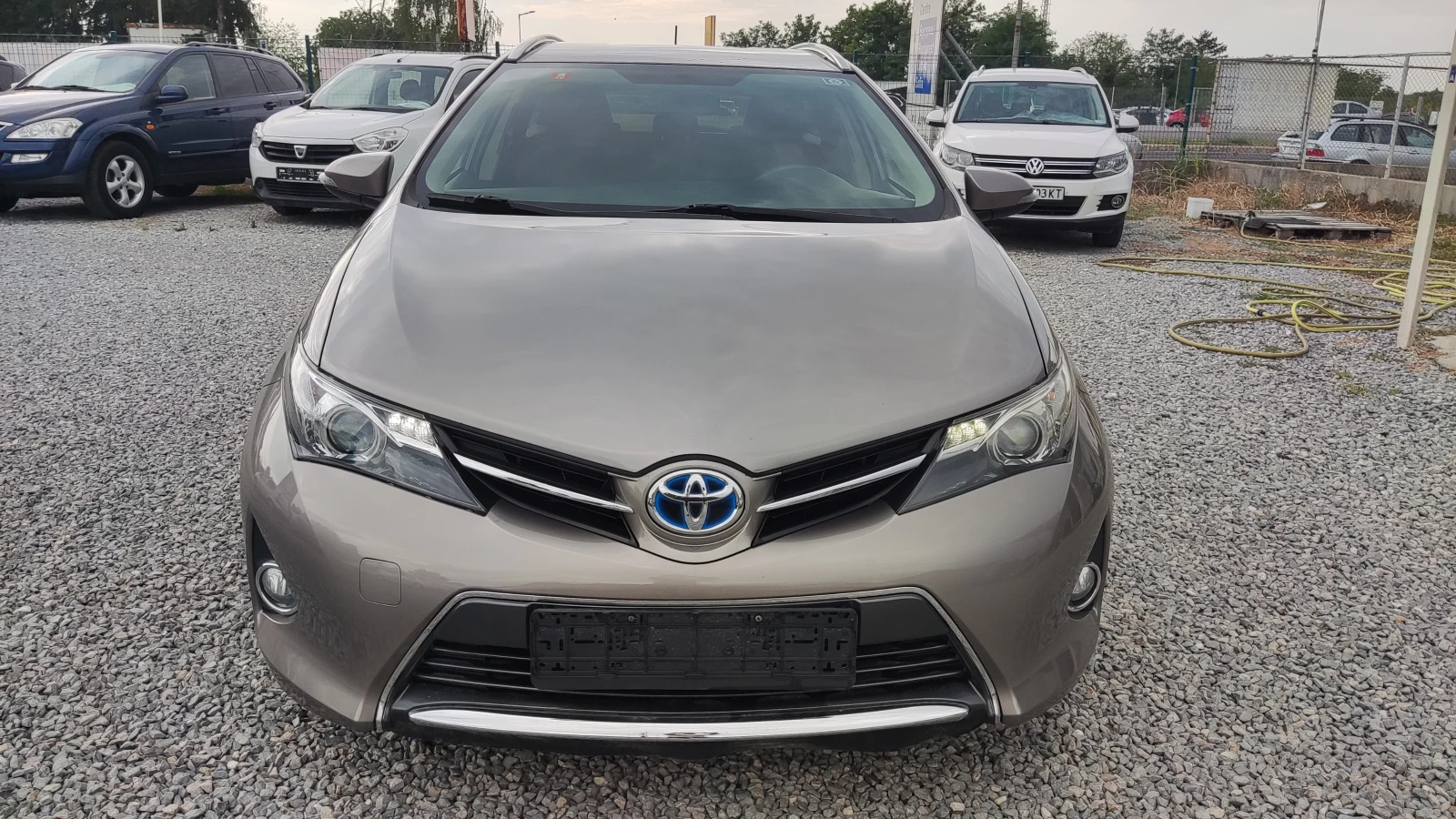 Toyota Auris 1.8 HYBRID - изображение 2