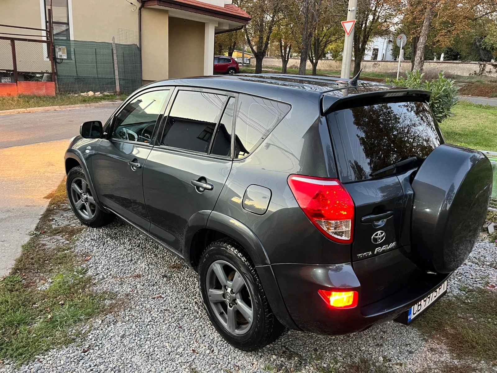 Toyota Rav4 2.2 D-CAT 4x4 - изображение 2