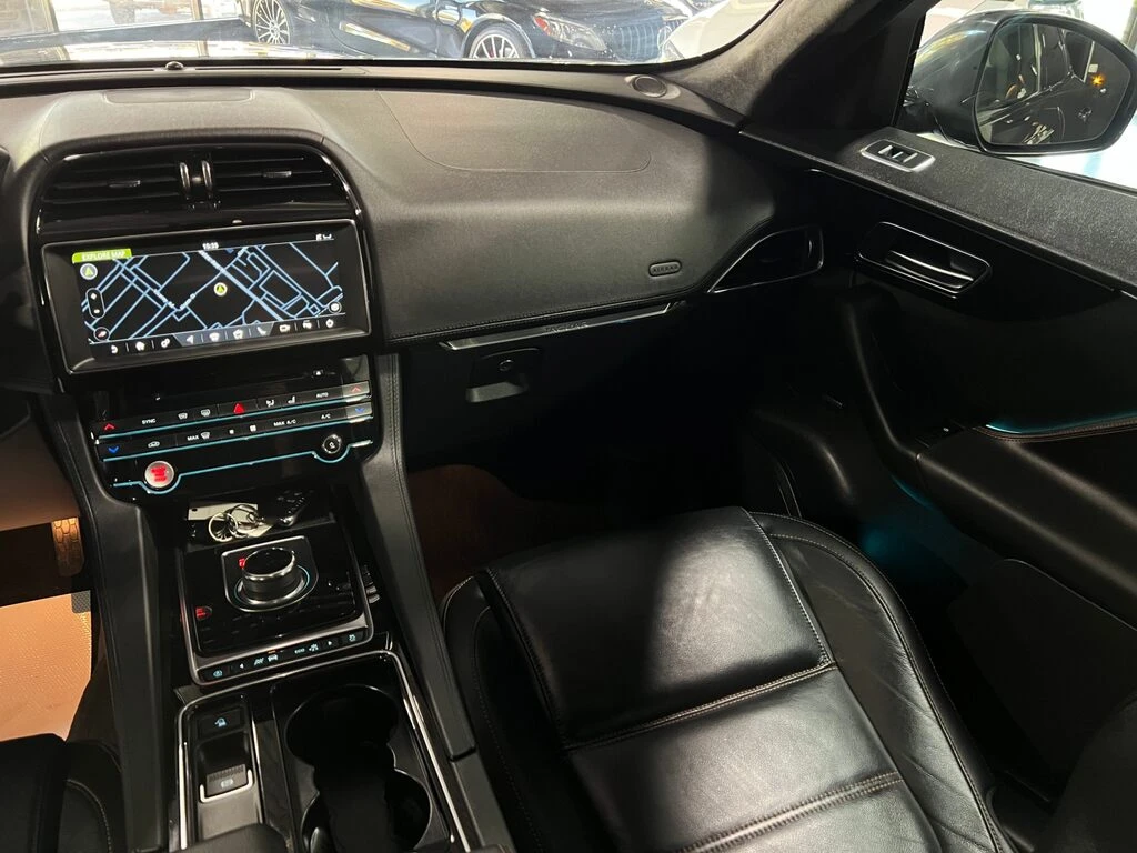 Jaguar F-PACE PRESTIGE * CARFAX * АвтоКредит * Цена до България* - изображение 7