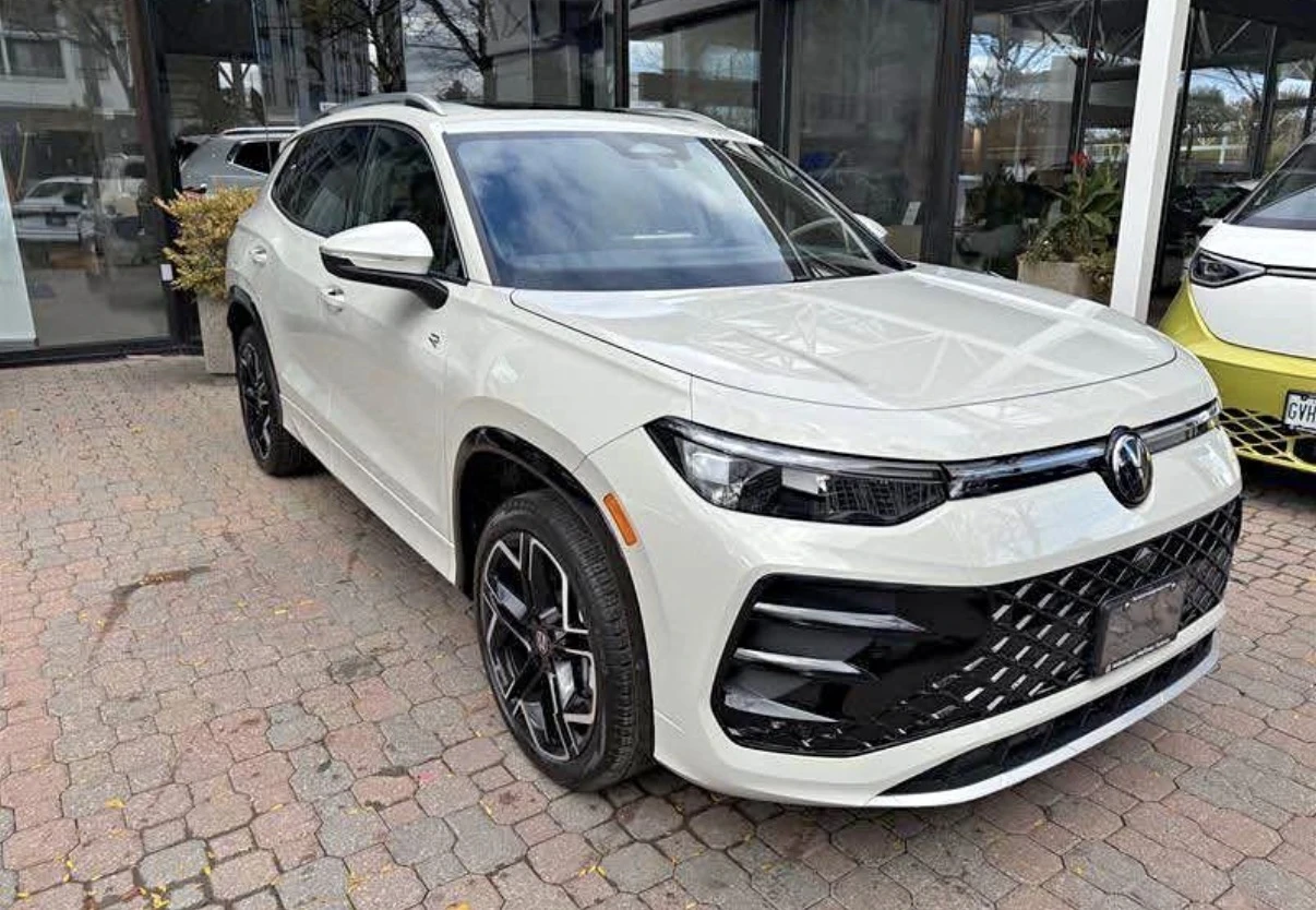 VW Tiguan HIGHLINE TURBO * R LINE * МАСАЖ * ОБДУХВАНЕ * НОВ , снимка 2 - Автомобили и джипове - 54670907