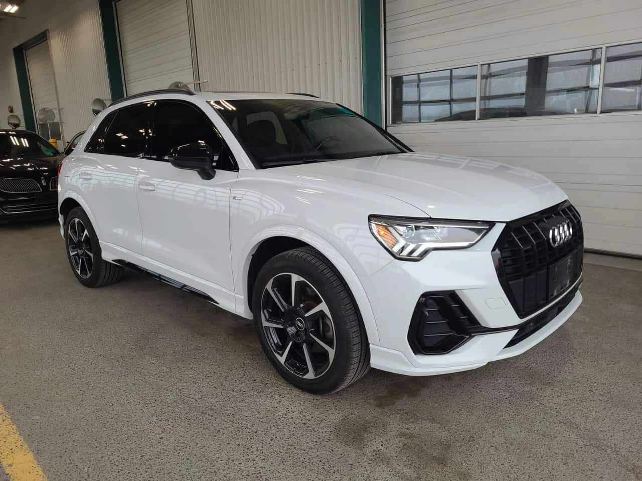 Audi Q3 TECHNIK| CARFAX | АВТОКРЕДИТ БЕЗ ПЪРВОНАЧАЛНА , снимка 2 - Автомобили и джипове - 55303938