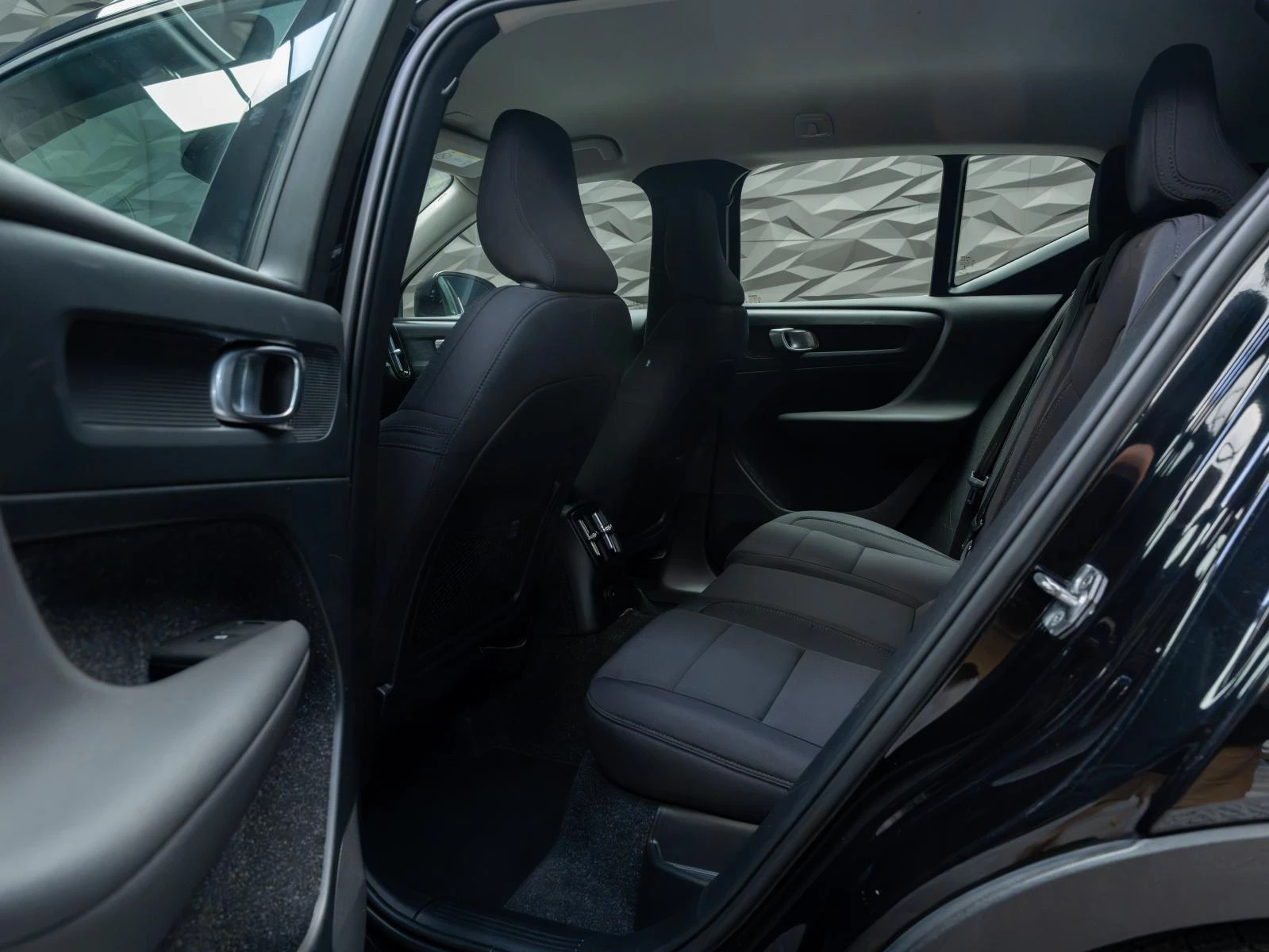 Volvo XC40 T5* RECHARGE* PHEV* R DesignCAM* , снимка 6 - Автомобили и джипове - 55615797