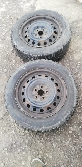 Гуми Зимни 195/60R15, снимка 2 - Гуми и джанти - 52771153