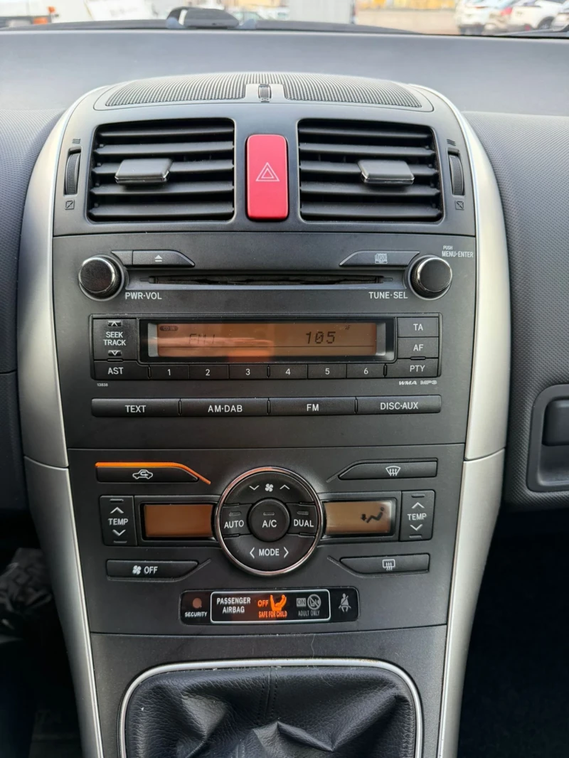 Toyota Auris 1, 4 Бензин 140 000км. Отлична!!!, снимка 8 - Автомобили и джипове - 53167676