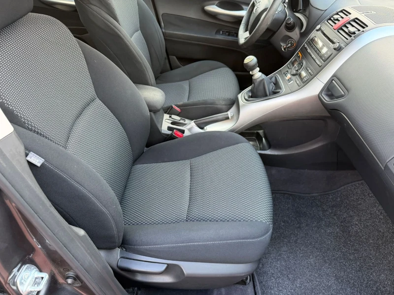 Toyota Auris 1, 4 Бензин 140 000км. Отлична!!!, снимка 14 - Автомобили и джипове - 53167676