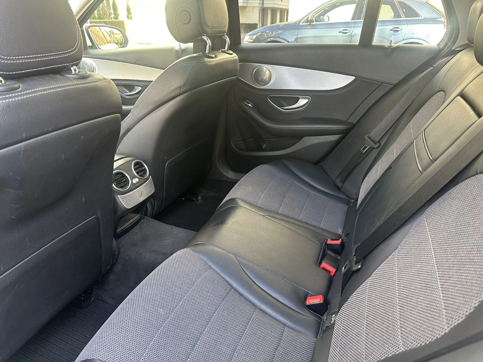 Mercedes-Benz C 250 4 MATIK, снимка 11 - Автомобили и джипове - 53770644