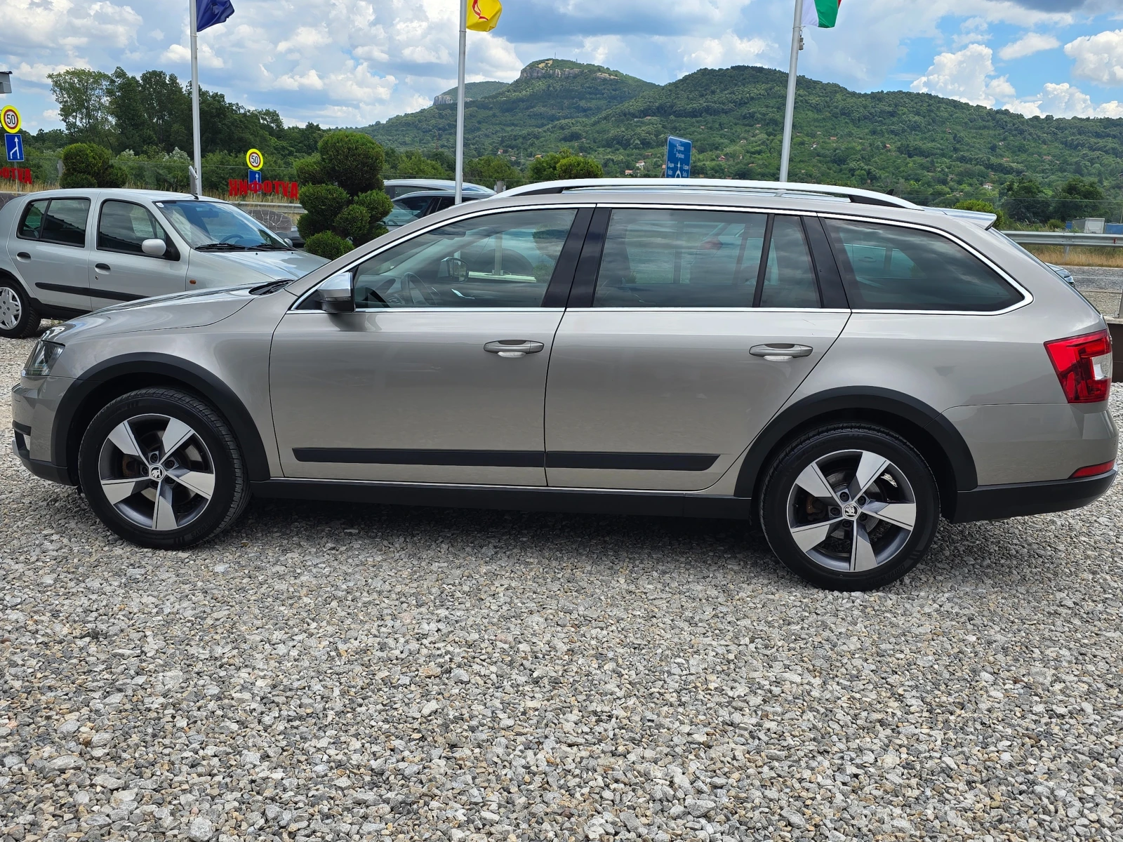 Skoda Octavia 2.0DSG SCOUT ! ! РЕАЛНИ КИЛОМЕТРИ ЕВРО 6, снимка 2 - Автомобили и джипове - 55256102