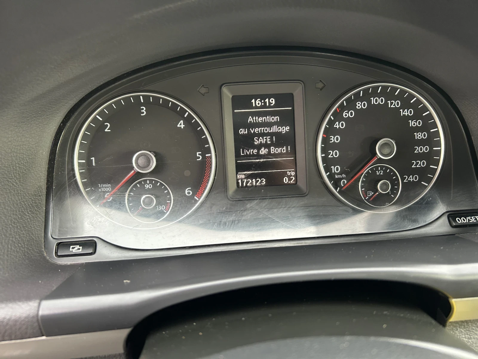 VW Touran 1.6 TDI, Navi, снимка 12 - Автомобили и джипове - 55774012