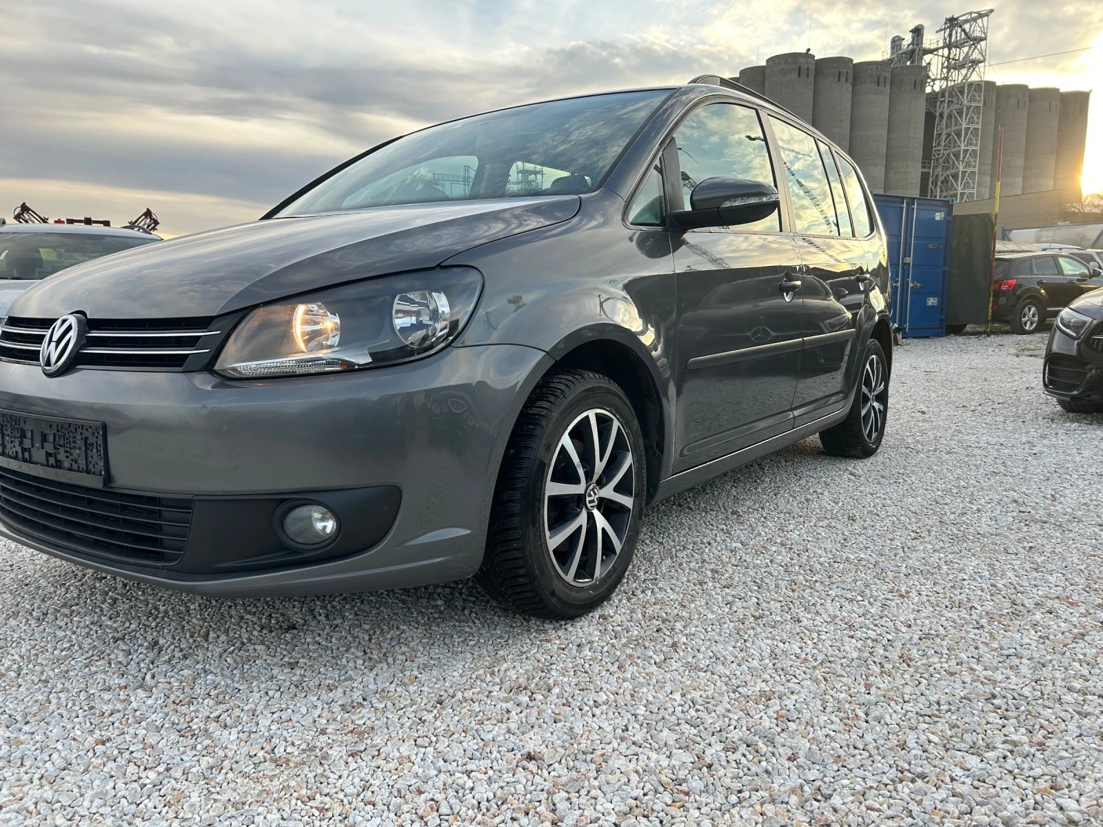 VW Touran 1.6 TDI, Navi, снимка 5 - Автомобили и джипове - 55774012