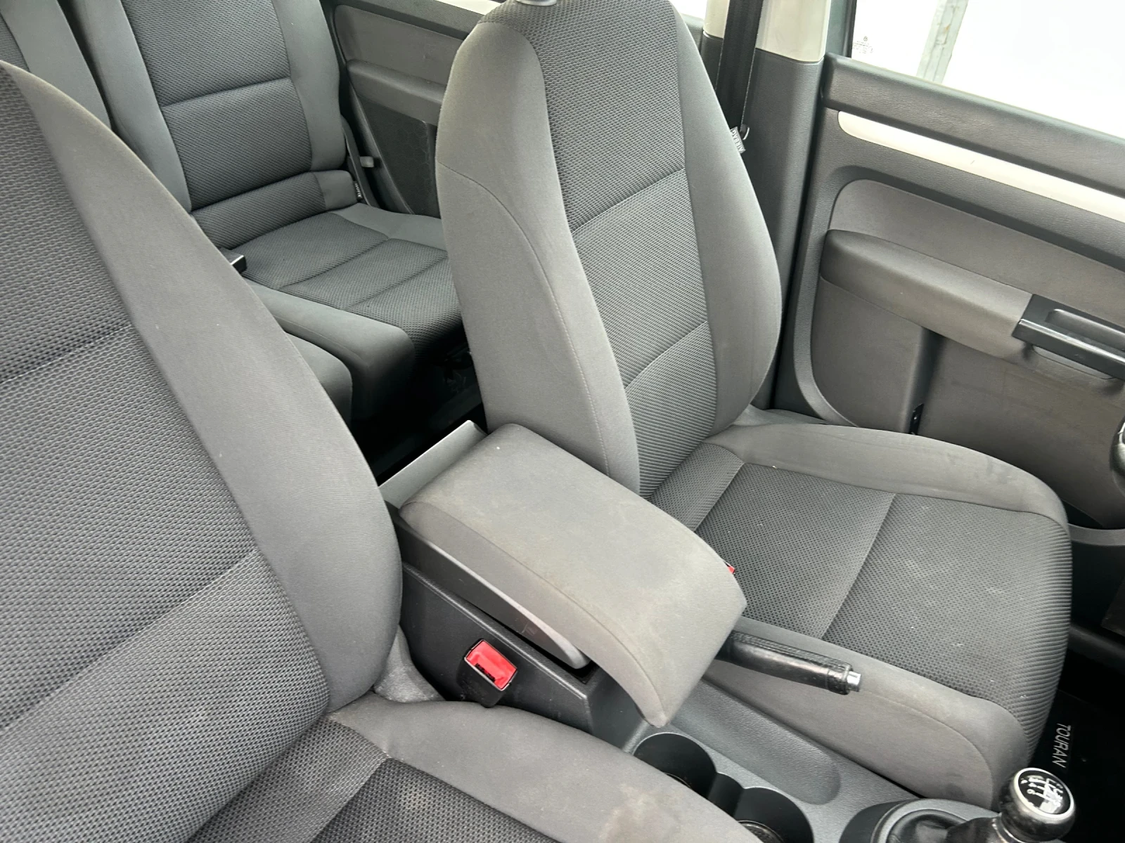 VW Touran 1.6 TDI, Navi, снимка 9 - Автомобили и джипове - 55774012