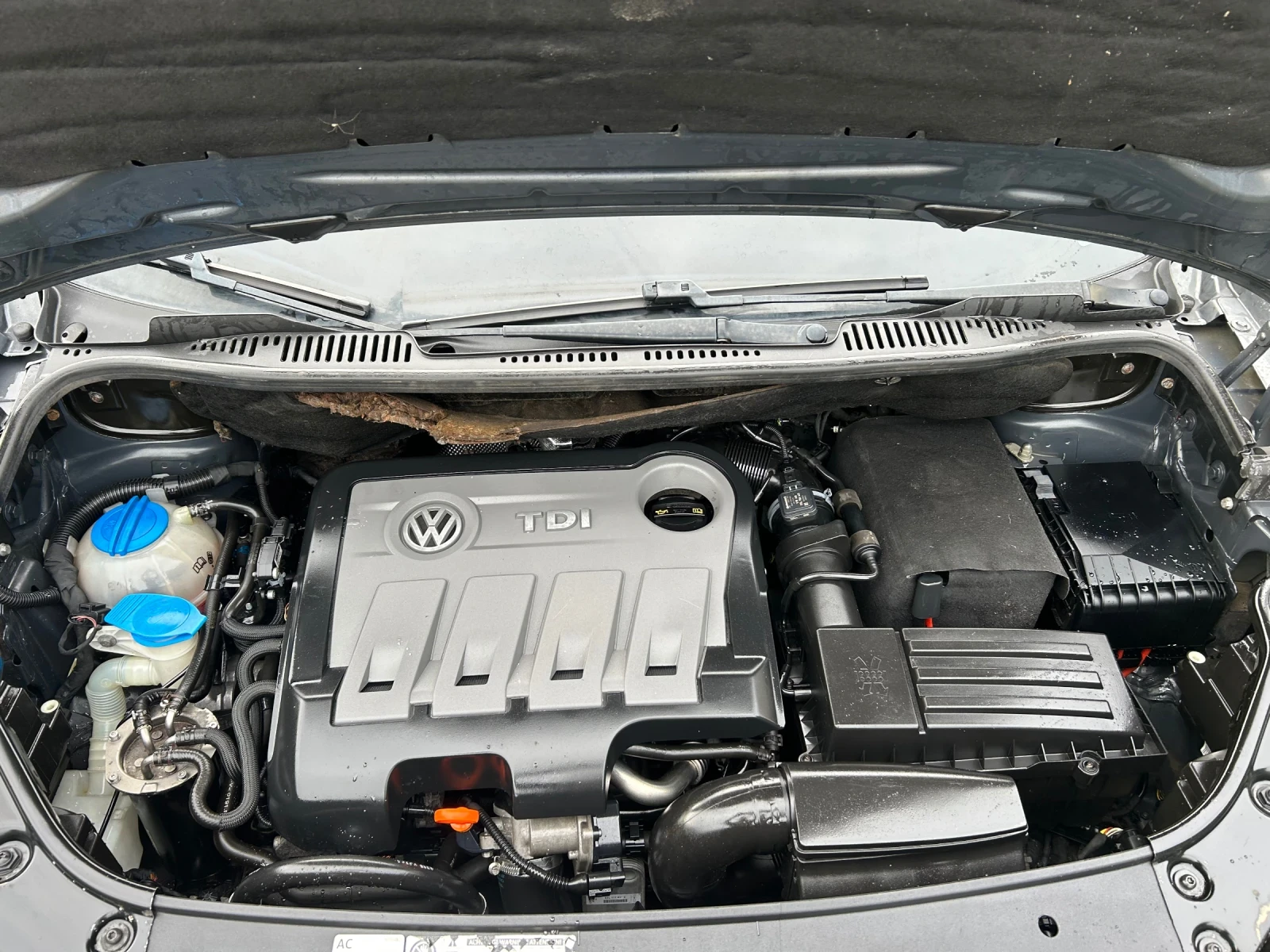 VW Touran 1.6 TDI, Navi, снимка 15 - Автомобили и джипове - 55774012
