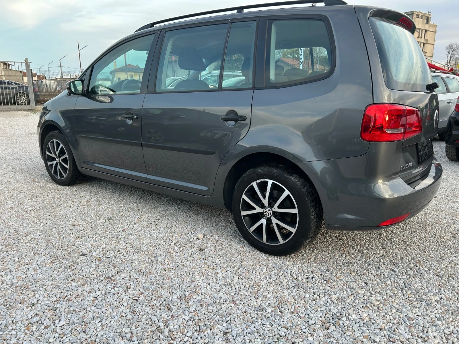 VW Touran 1.6 TDI, Navi, снимка 4 - Автомобили и джипове - 55774012