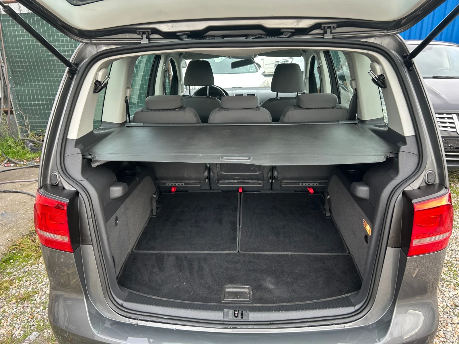 VW Touran 1.6 TDI, Navi, снимка 14 - Автомобили и джипове - 55774012