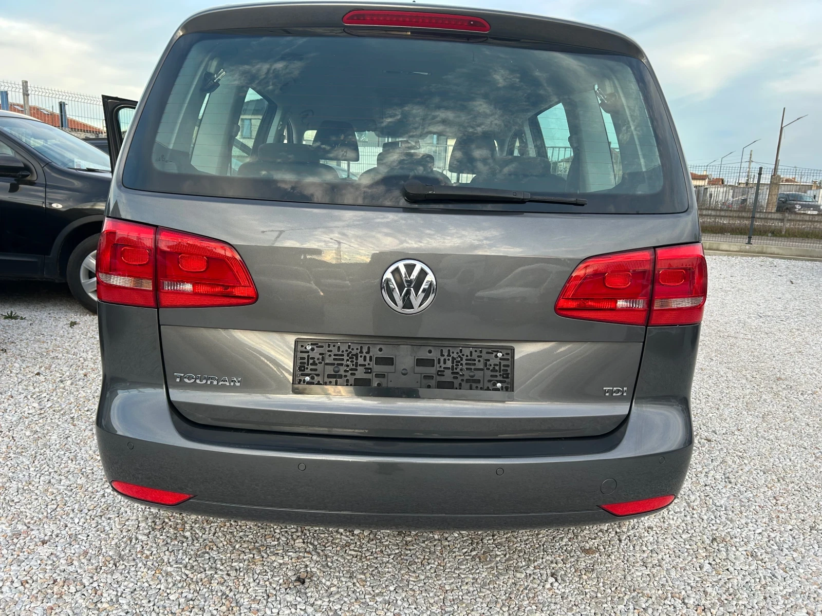 VW Touran 1.6 TDI, Navi, снимка 6 - Автомобили и джипове - 55774012