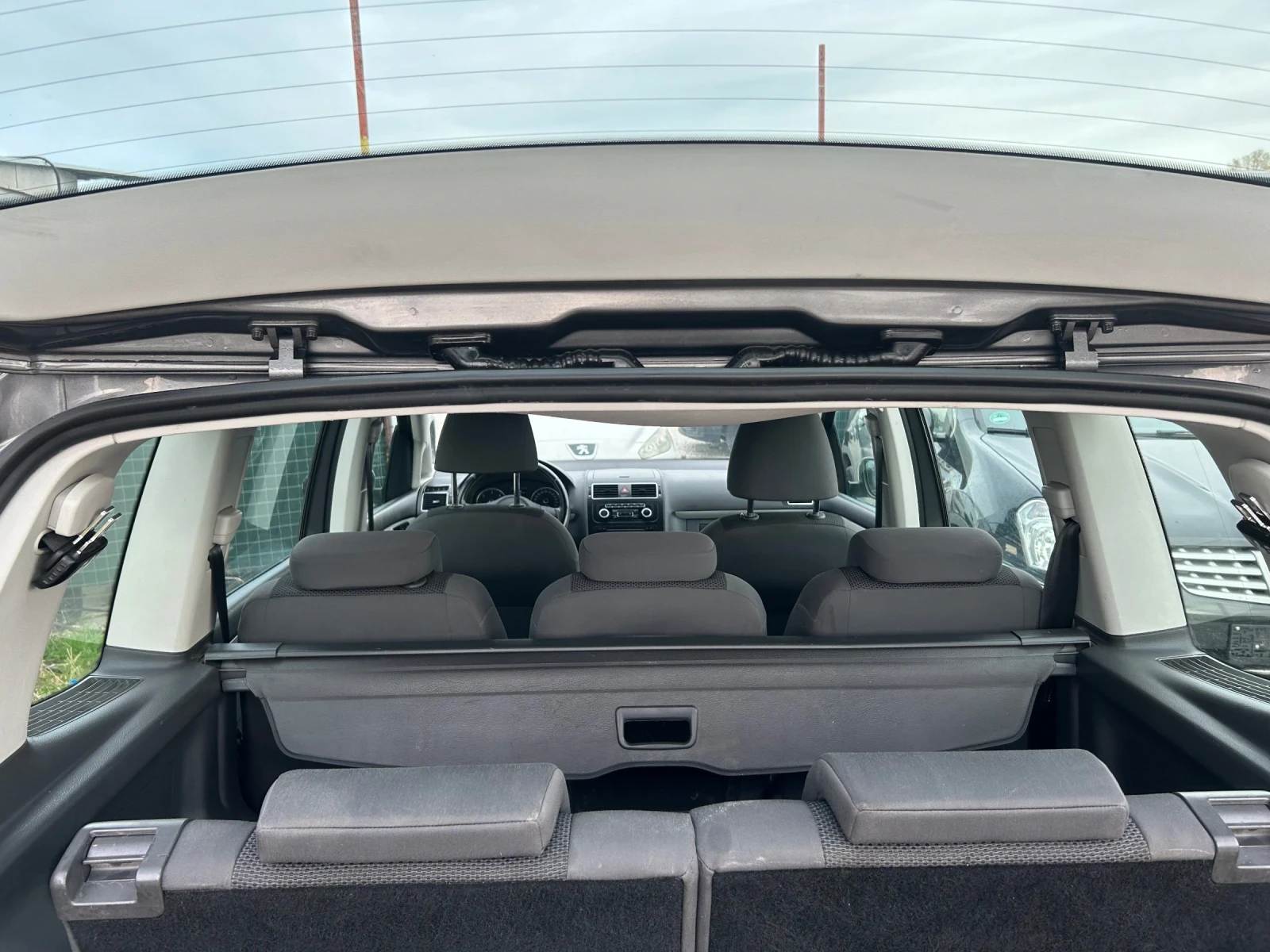 VW Touran 1.6 TDI, Navi, снимка 13 - Автомобили и джипове - 55774012