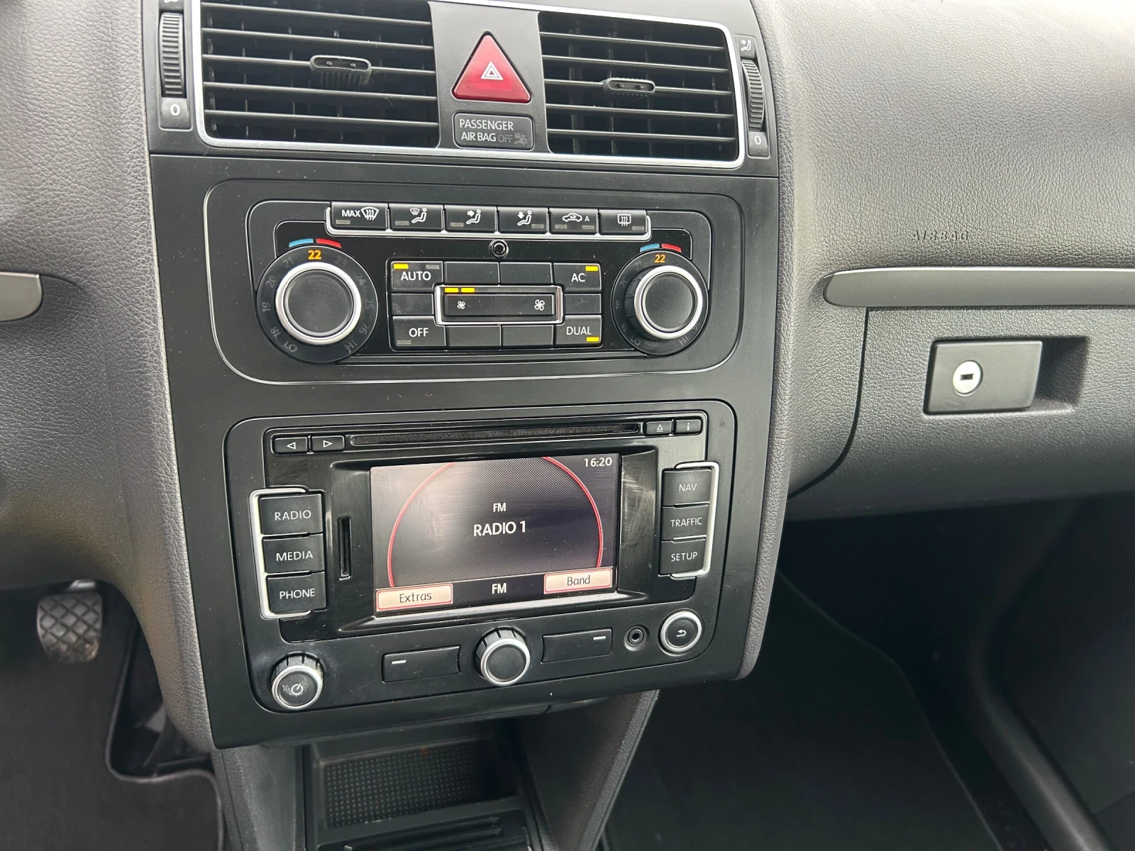 VW Touran 1.6 TDI, Navi, снимка 10 - Автомобили и джипове - 55774012