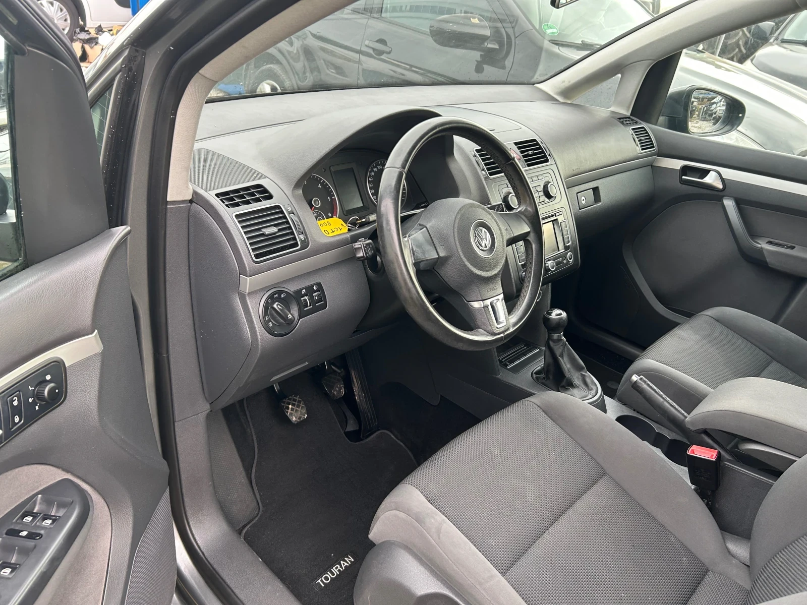 VW Touran 1.6 TDI, Navi, снимка 17 - Автомобили и джипове - 55774012