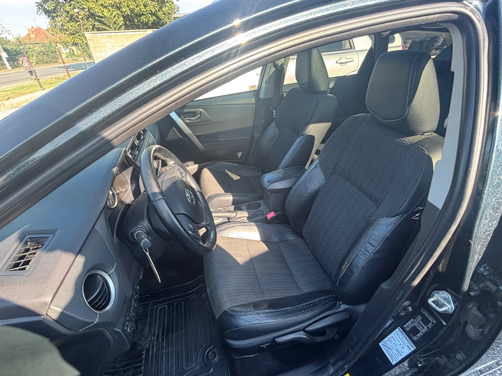 Toyota Auris 2.0D4D KEYLESS & PANORAMA, снимка 16 - Автомобили и джипове - 55944127