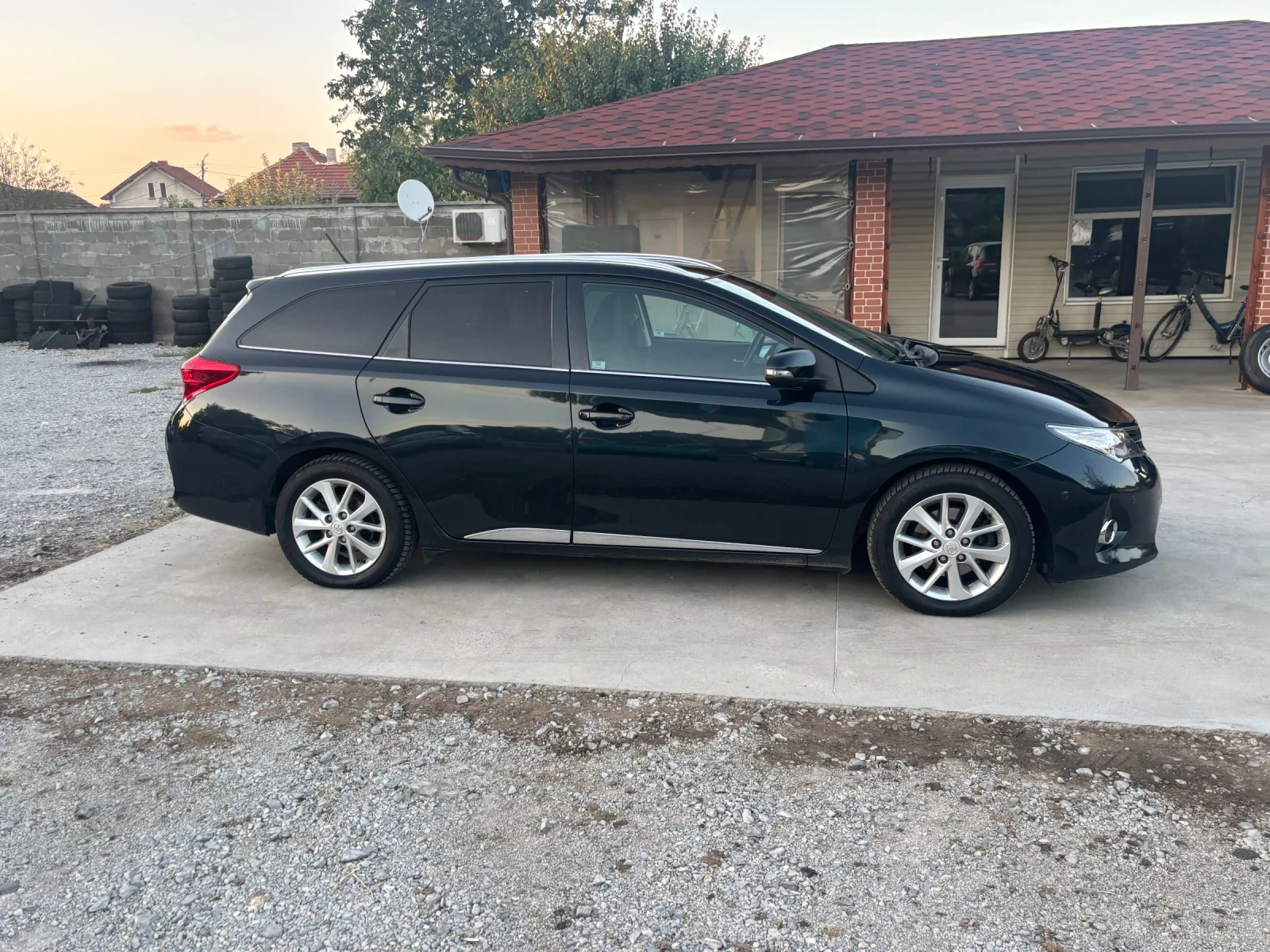 Toyota Auris 2.0D4D KEYLESS & PANORAMA, снимка 4 - Автомобили и джипове - 55944127
