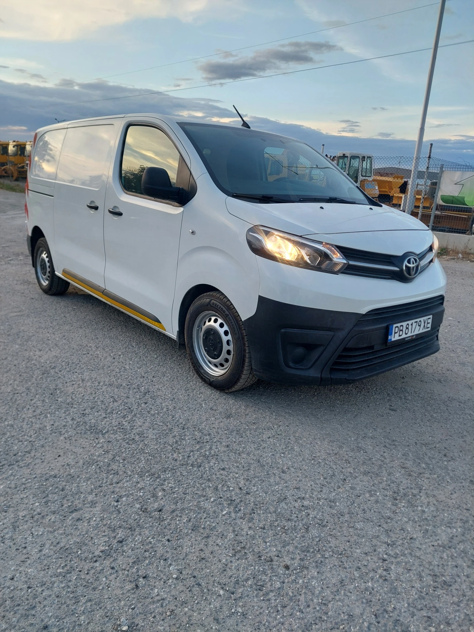 Toyota Proace City 2.0D-4D, снимка 3 - Автомобили и джипове - 56723188