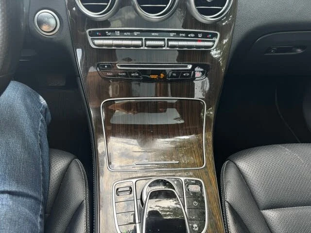 Mercedes-Benz GLC 300 4MATIC * Подгрев * Пано * Камера * Clean Carfax, снимка 11 - Автомобили и джипове - 55987901