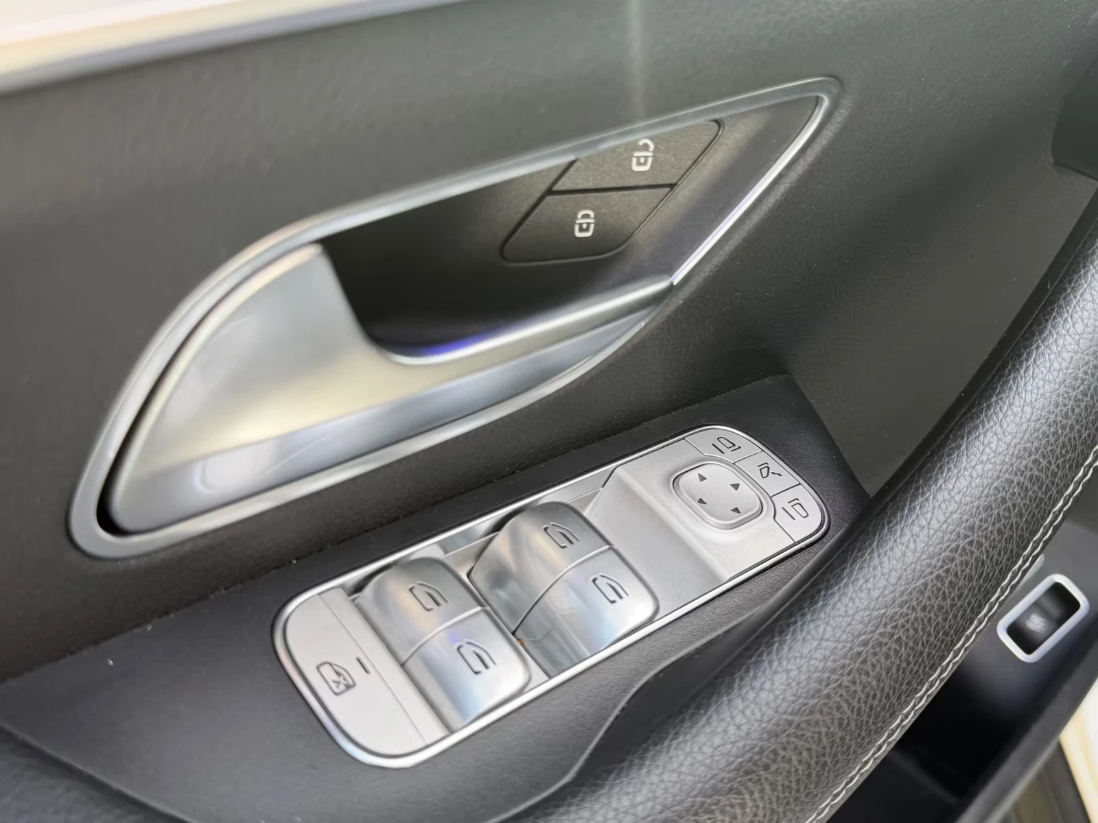 Mercedes-Benz GLE 350 e/PHEV/320HP/AMG/DISTR/360/NAVI/219h, снимка 7 - Автомобили и джипове - 54511045
