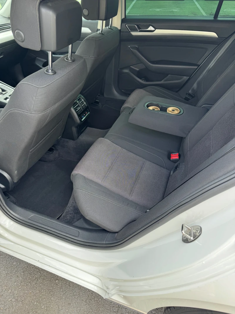 VW Passat 2.0 150 к.с LED DISTRONIC MASAJ, снимка 10 - Автомобили и джипове - 52581161