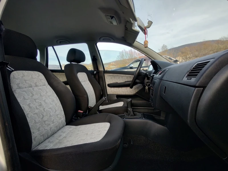 Skoda Fabia 1.4i 16V, снимка 13 - Автомобили и джипове - 52844633