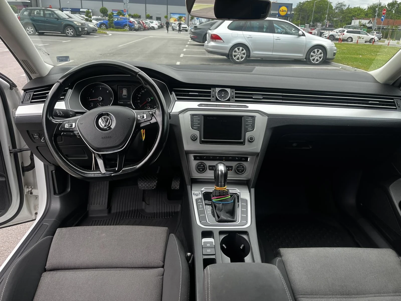 VW Passat 2.0 150 к.с Лед Дистроник Масаж Лизинг, снимка 14 - Автомобили и джипове - 53921996