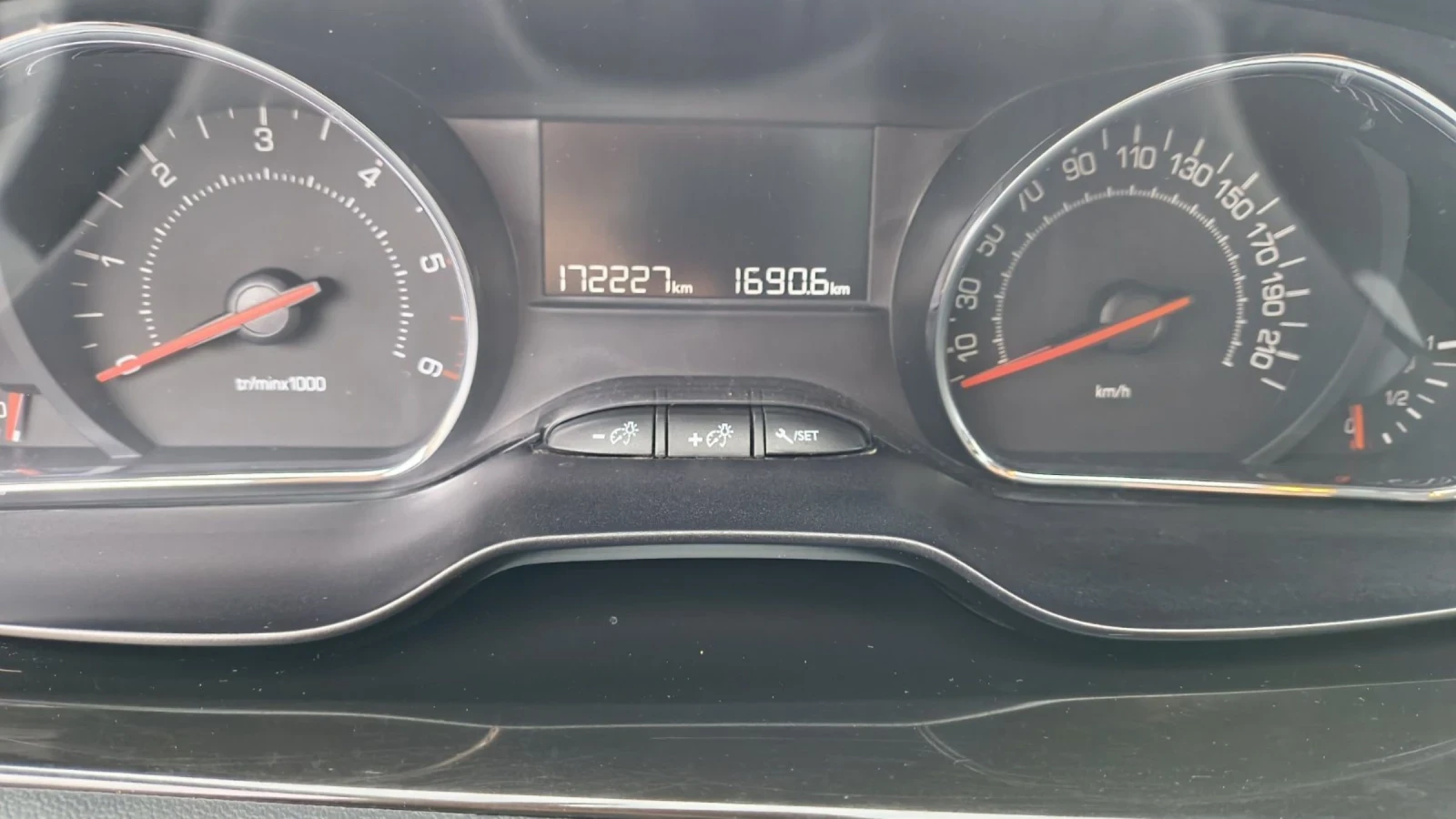 Peugeot 208 1.6 HDI NAVI , снимка 9 - Автомобили и джипове - 53771532