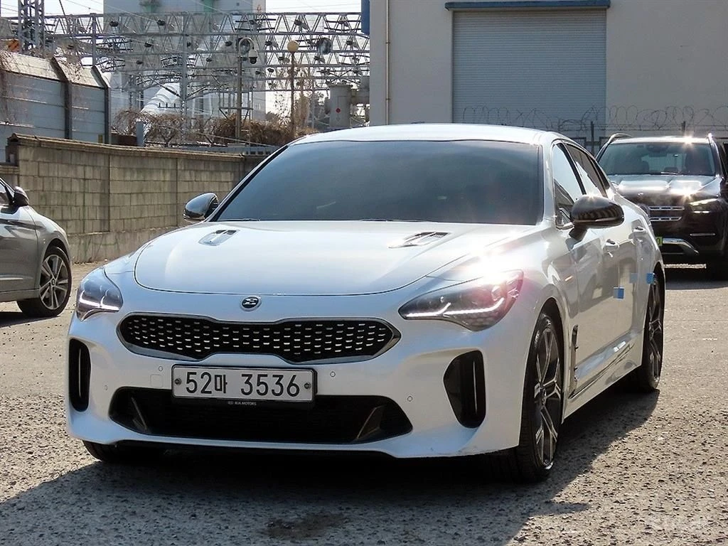 Kia Stinger GT* 3.3* TURBO* ПОДГРЕВ* ОБДУХВАНЕ* КАМЕРА* КЕЙЛЕС