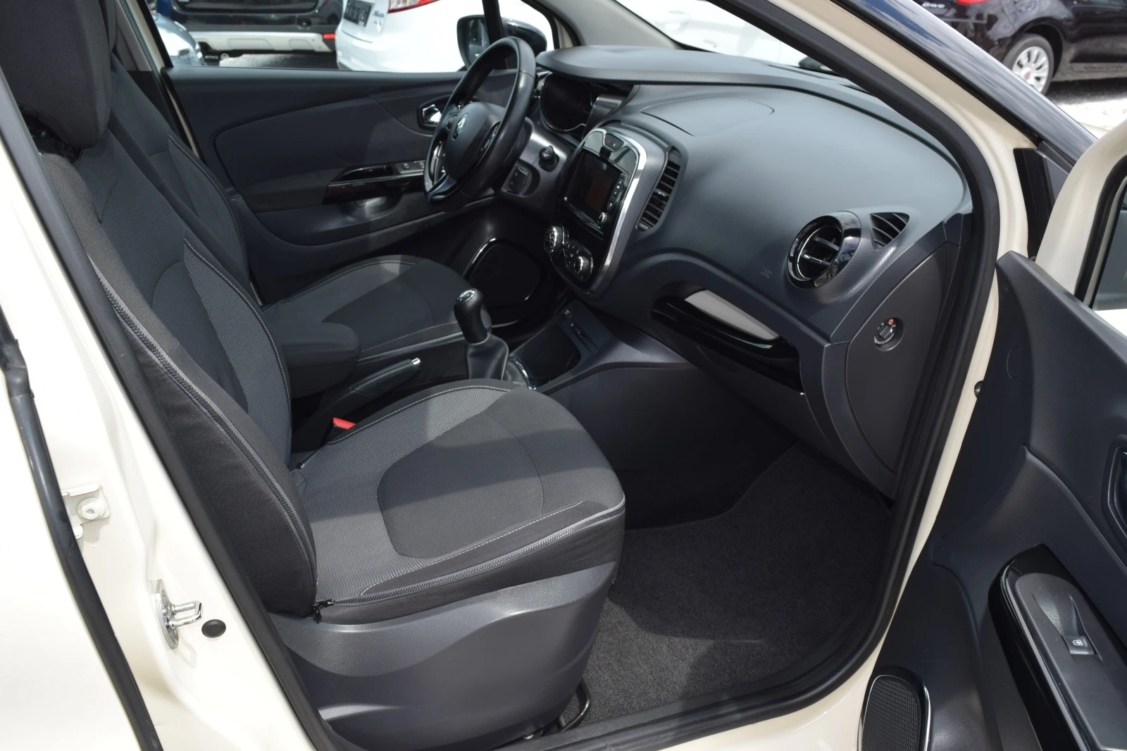 Renault Captur 1.5dci* 110kc* Euro5B* Нави* Камера* Keyless, снимка 12 - Автомобили и джипове - 54665366