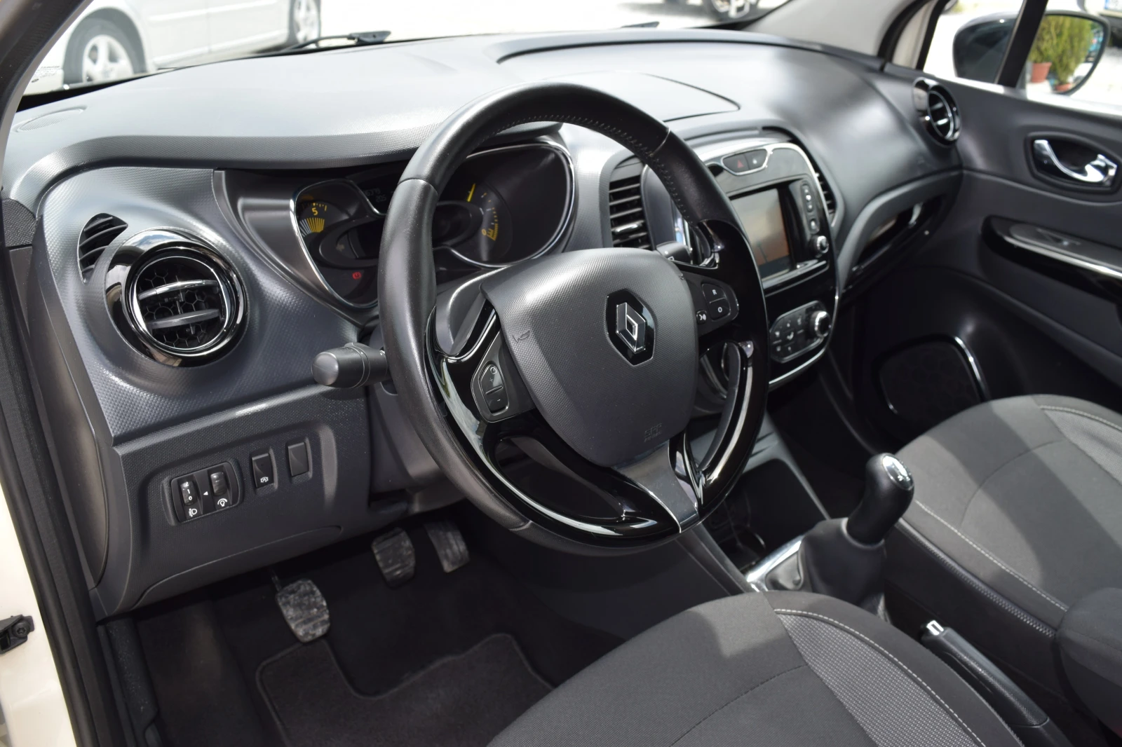 Renault Captur 1.5dci* 110kc* Euro5B* Нави* Камера* Keyless, снимка 10 - Автомобили и джипове - 54665366