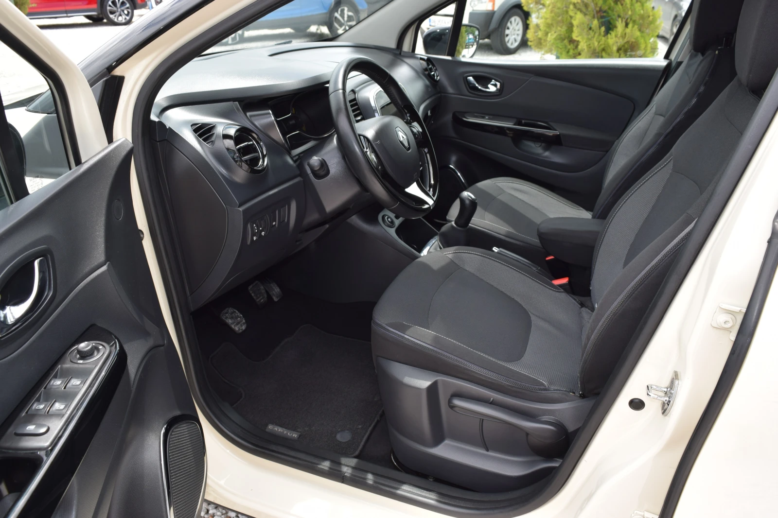 Renault Captur 1.5dci* 110kc* Euro5B* Нави* Камера* Keyless, снимка 9 - Автомобили и джипове - 54665366