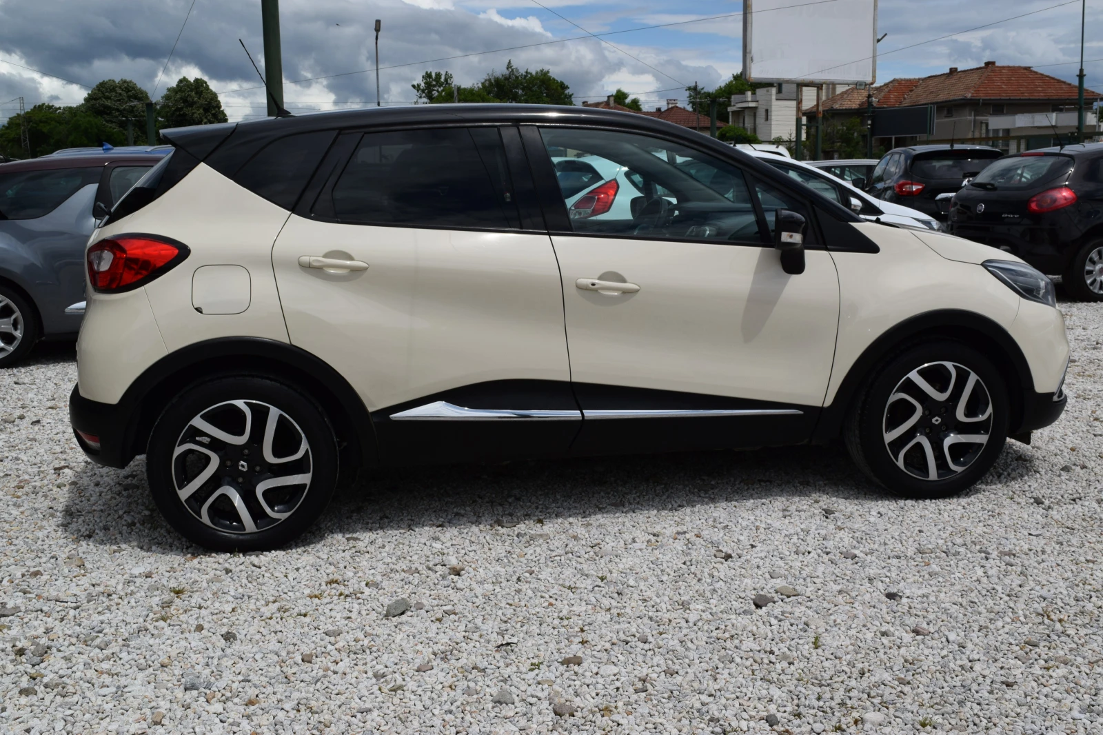 Renault Captur 1.5dci* 110kc* Euro5B* Нави* Камера* Keyless, снимка 8 - Автомобили и джипове - 54665366