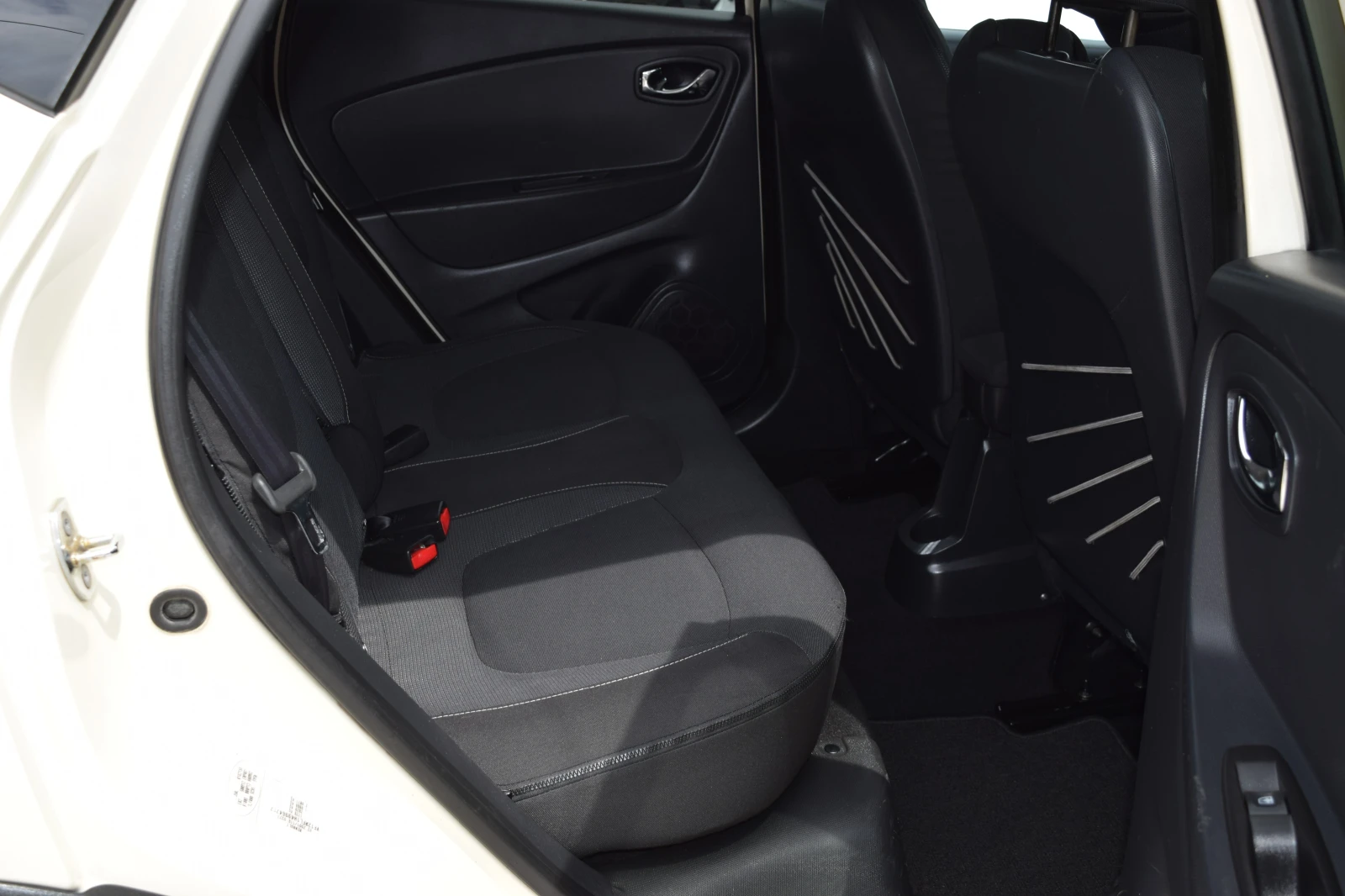 Renault Captur 1.5dci* 110kc* Euro5B* Нави* Камера* Keyless, снимка 14 - Автомобили и джипове - 54665366