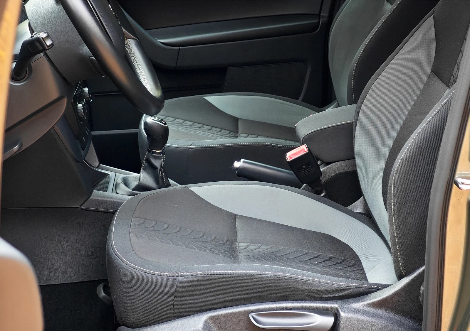 Skoda Yeti 2.0 TDI Adventure 4x4  - изображение 8